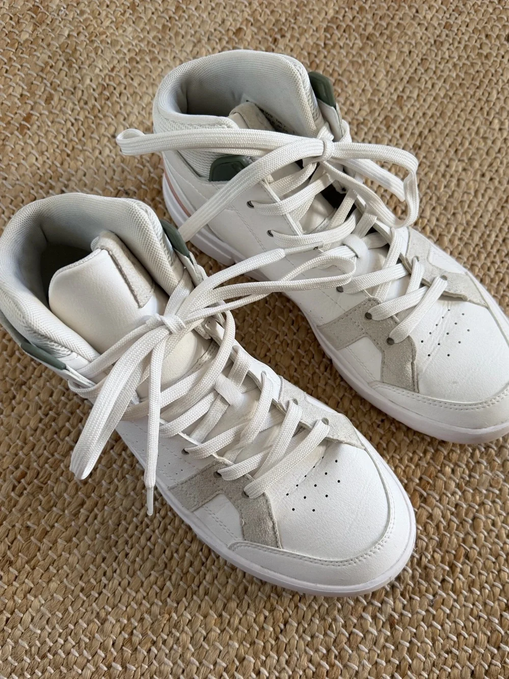 On Roger High Top shoe
